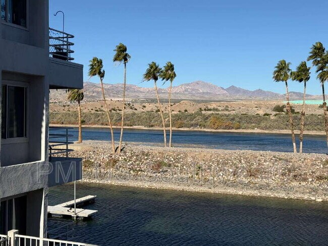 Building Photo - 1800 Club House Dr