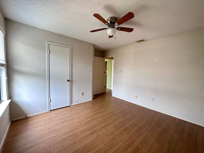 Building Photo - Minutes to COSTCO, great Location!