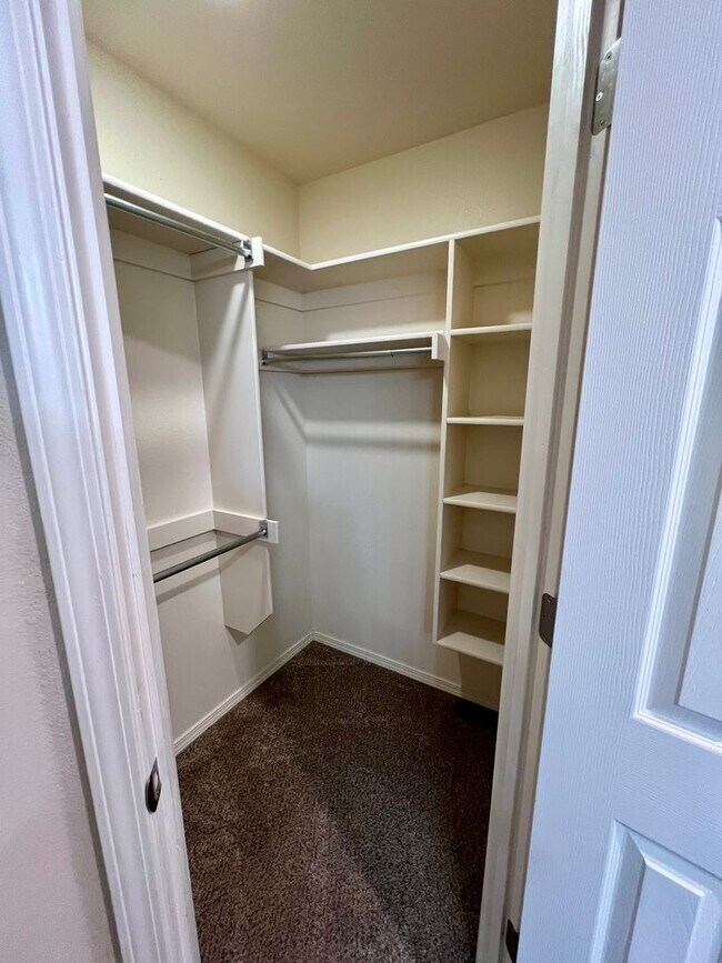 Building Photo - Beautiful 4 Bedroom House For Rent **ASK A...