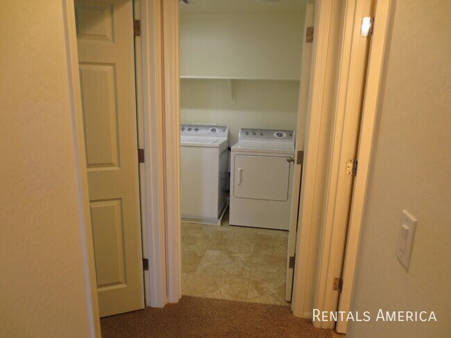 Building Photo - 890 E Doral Ct