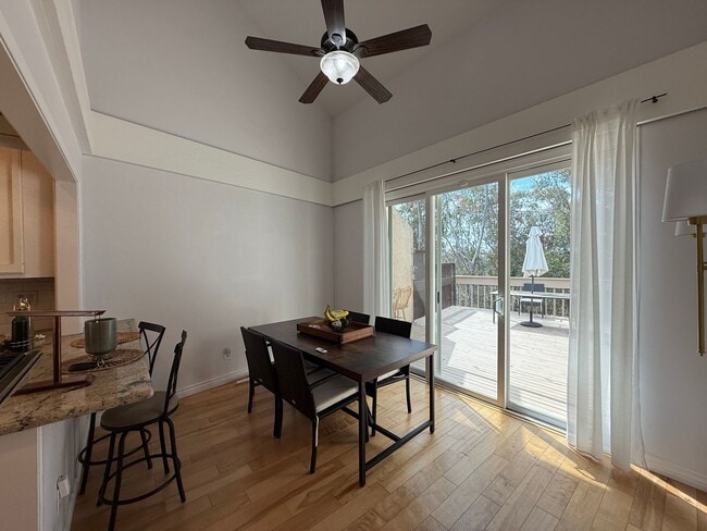 Building Photo - Beautiful 3BD/3BA Townhome in Carlsbad