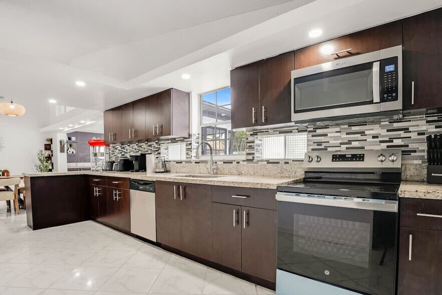 Building Photo - 20140 NE 25th Ct