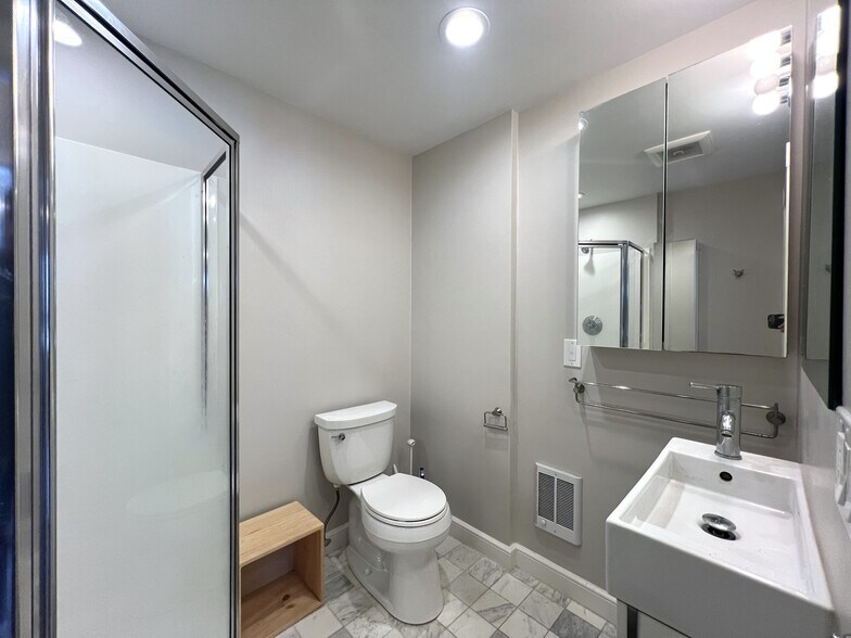 Building Photo - 107 Oxford St