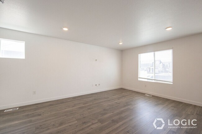 Building Photo - Gorgeous Row End Townhome!