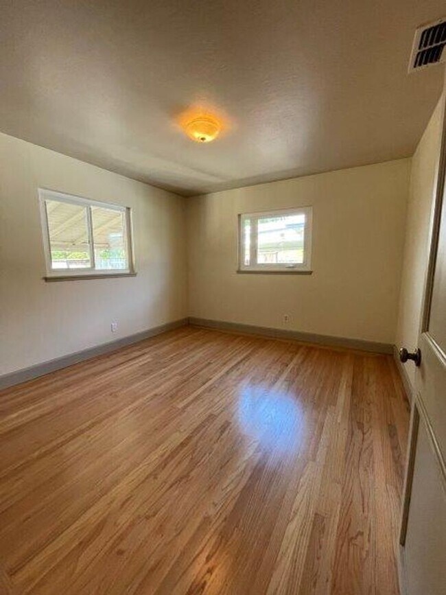 Building Photo - Tahoe Park 2 Bedroom