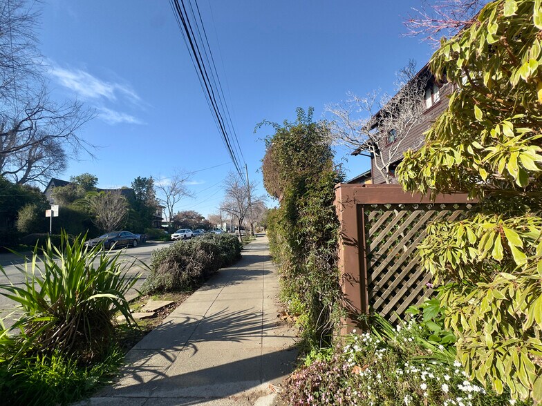 Building Photo - 2733 Russell St