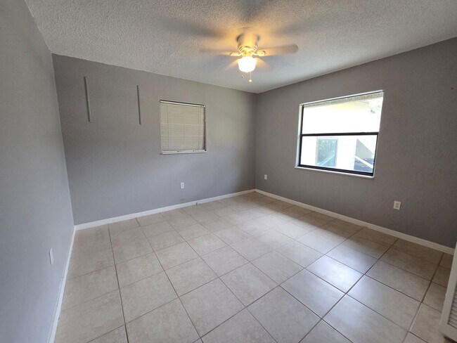 Building Photo - Rarely Available 3 bed/ 2 bath in Hidden River in Myakka