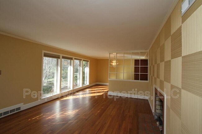 Building Photo - 327 N Park Dr