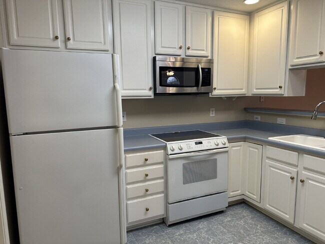 Building Photo - Well-Maintained Condo with 2 Bonus Rooms & Attached 2-Car Garage