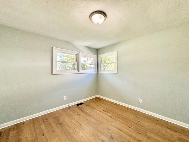 Building Photo - Charming 3-Bedroom Duplex Unit in Norfolk