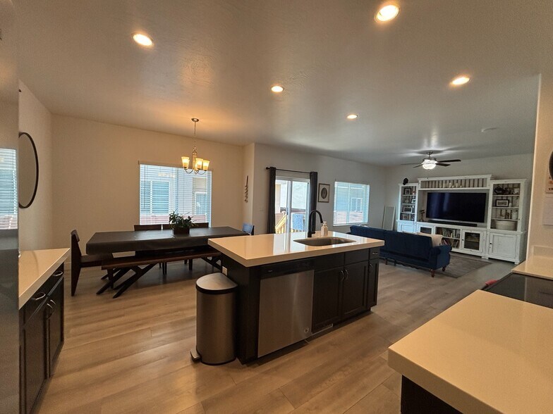 Kitchen - 421 E 280 N