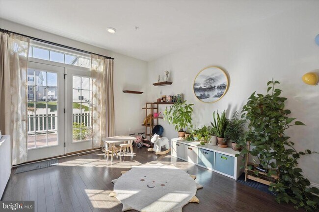 Building Photo - 831 Stonecliffe Rd