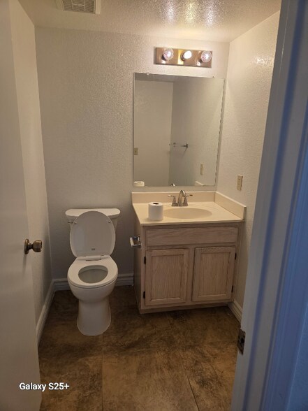 Building Photo - 8631 W Monte Vista Rd