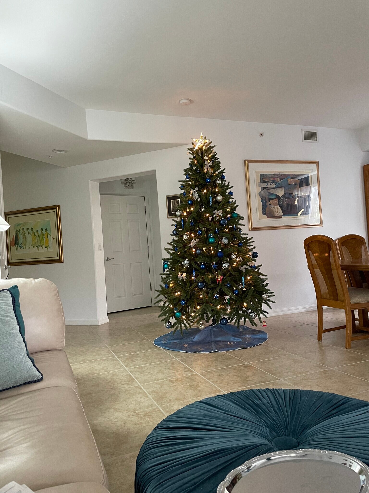 room for a Christmas tree - 2644 Somerville Loop