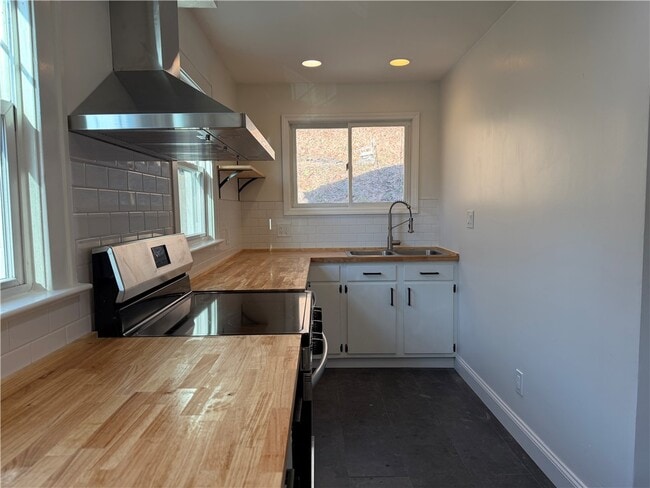 Building Photo - 6 Thorn St