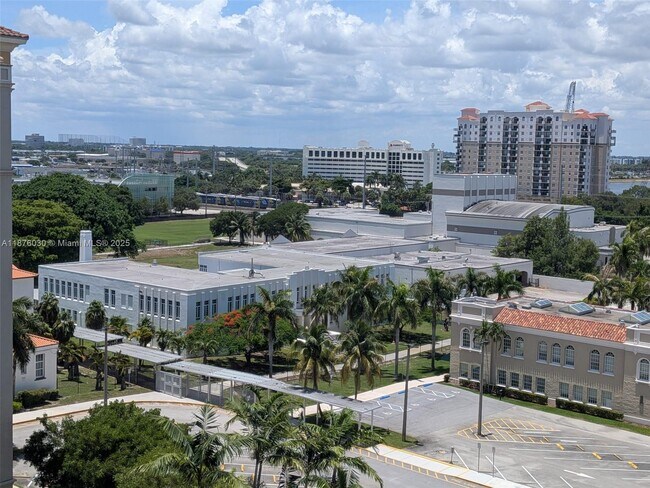 Building Photo - 403 S Sapodilla Ave