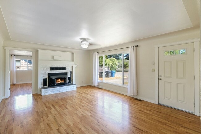 Building Photo - Eastside Charmer with 3 bedrooms 1.75 bath...