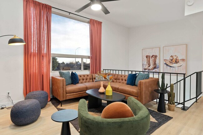 Building Photo - 4530 W Paradise Dr