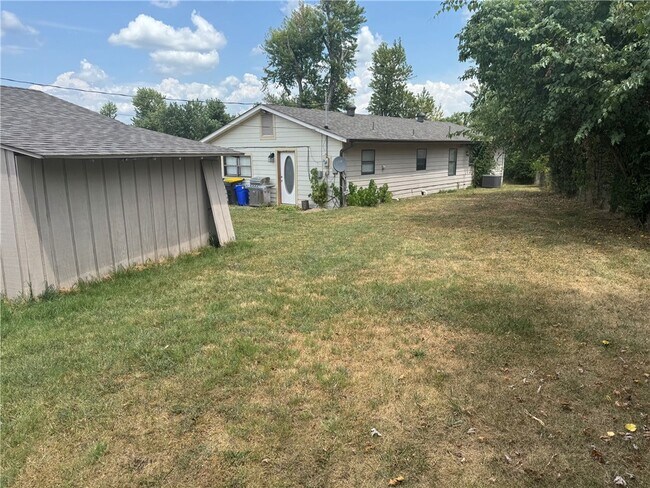 Building Photo - 708 N 12th Pl
