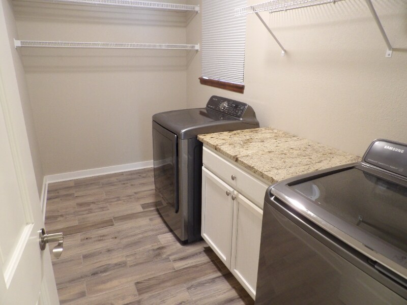 Building Photo - 2455 Stoneridge Dr