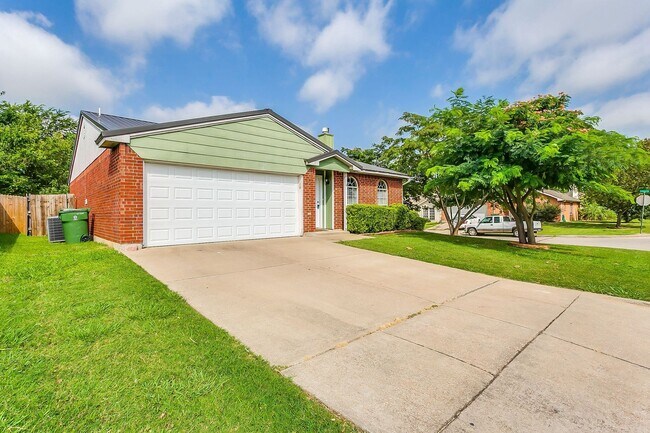Building Photo - Excellent 3 Bedroom 2 Bath with many featu...