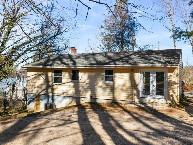 Building Photo - 51 W Chapel Rd