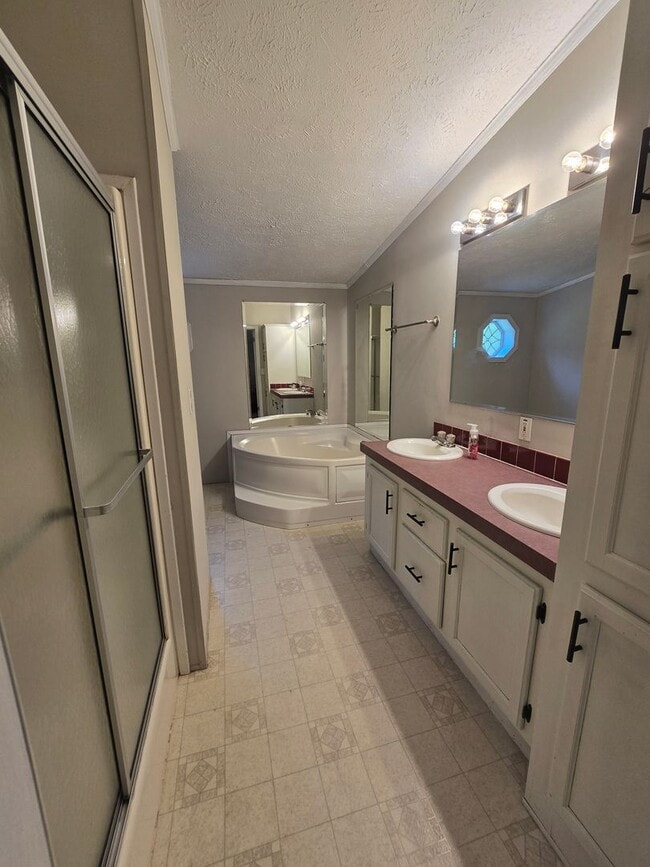 Building Photo - NEW LISTING!!!!!