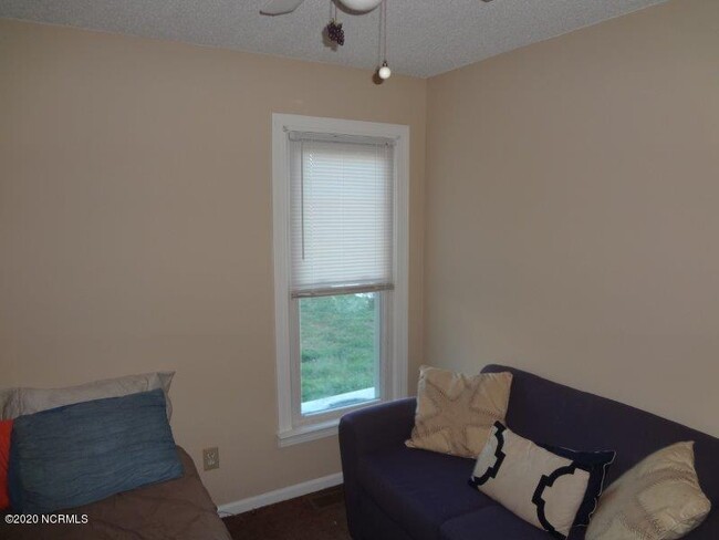 Building Photo - 1505 Cedar Ln