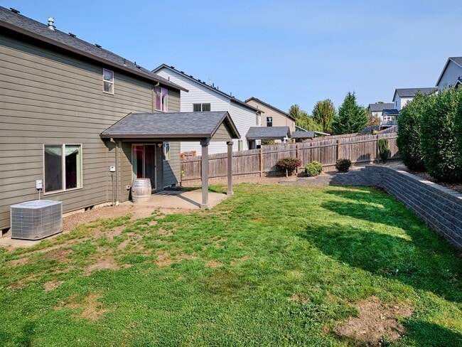 Building Photo - Beautiful 4 bedroom/2.5 Bath Home On Large...