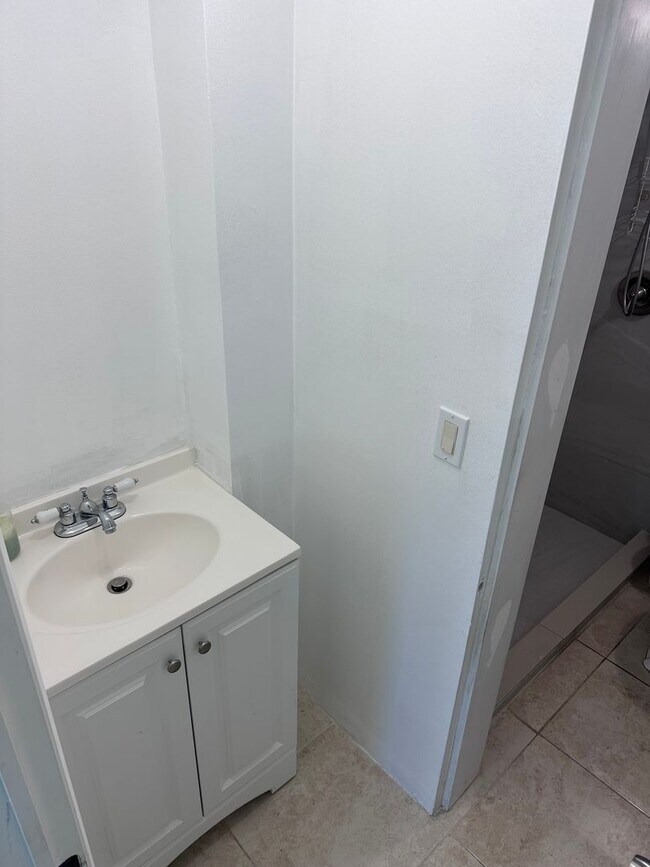 Building Photo - Studio in North Miami Beach Includes Utilities/ Estudio en North Miami Beach Incluye servicios pú...