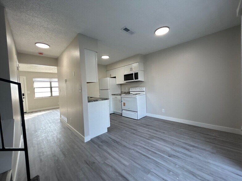 Building Photo - Southern Hills Townhomes