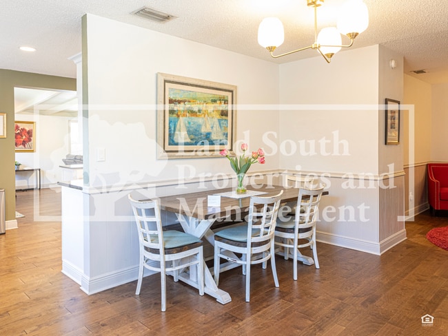 Building Photo - 327 Easton Dr