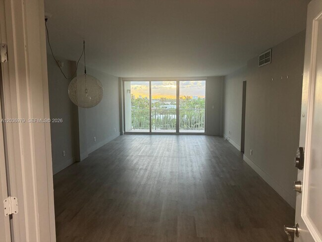 Building Photo - 9500 W Bay Harbor Dr