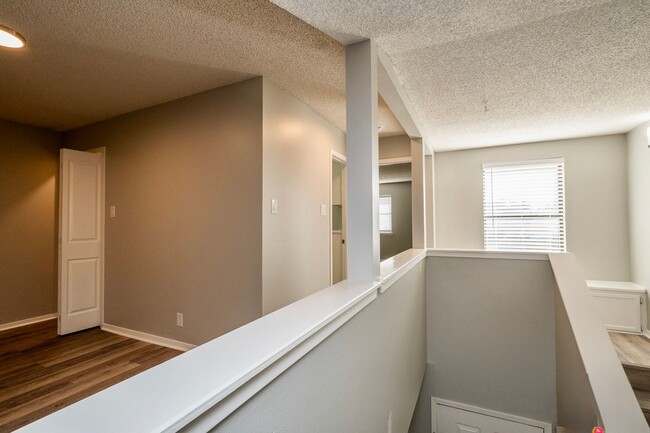 Building Photo - Fully Remodeled Townhome with Loft and Pri...