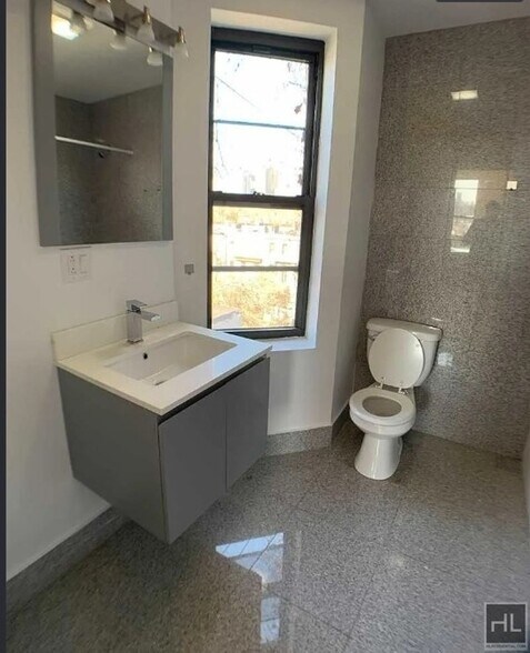 Building Photo - 479 Warren St