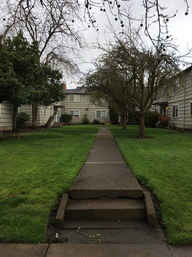 Building Photo - (UNM)  2 bed/1 bath Apartment