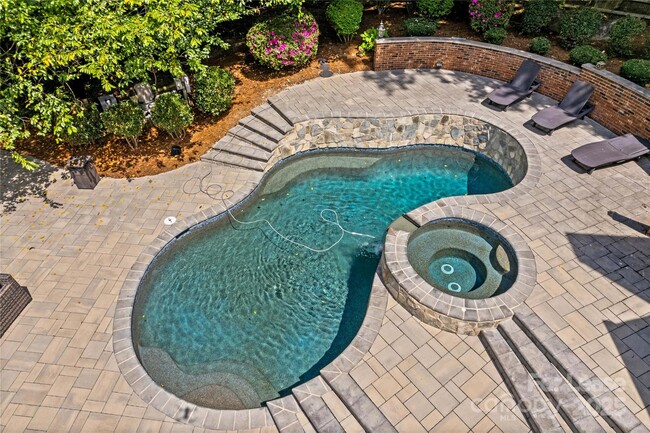 Building Photo - 709 Normandy Rd