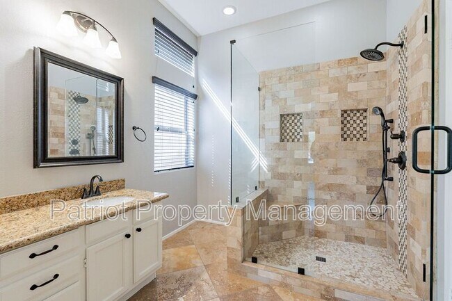 Building Photo - 4704 E Villa Maria Dr