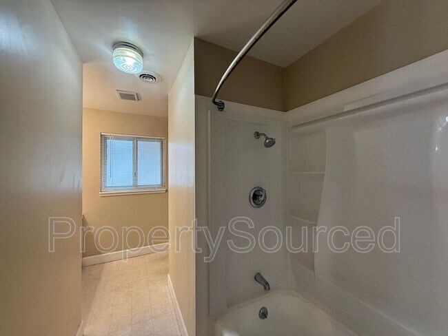 Building Photo - 1537 Maplewood Dr