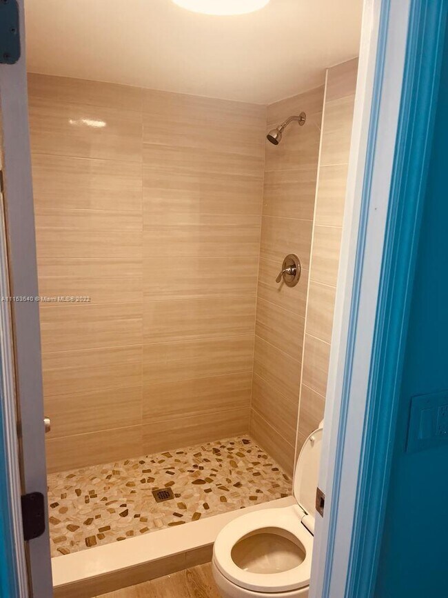 Building Photo - 8950 Palm Tree Ln