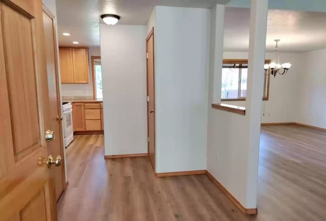 Building Photo - Spacious, updated home with A/C in SW Bend!