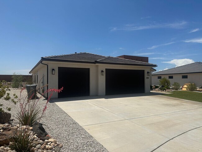 Building Photo - 4 bedroom / 2.5 bath / Community Pool and ...
