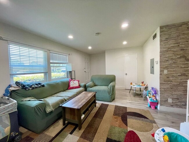 Building Photo - Very nice updated 3 Bedroom 1.5 bath Home
