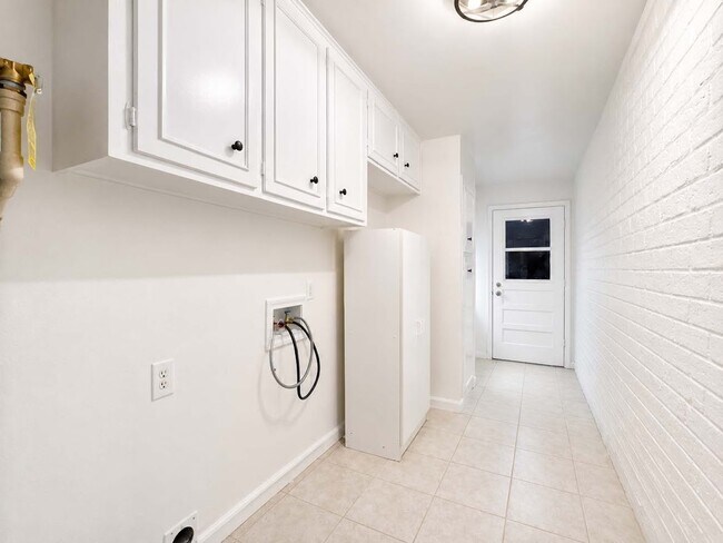 Building Photo - 1219 Saxony Ln