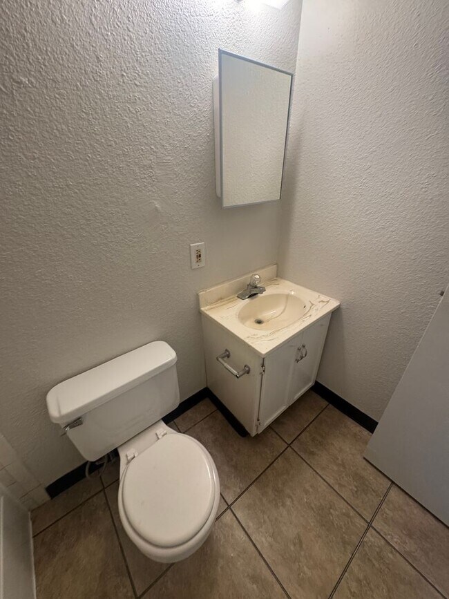 Building Photo - $435 OFF Move In Special!  Second Level Unit  2 Bed/1 Bath  Apt - $875/$875