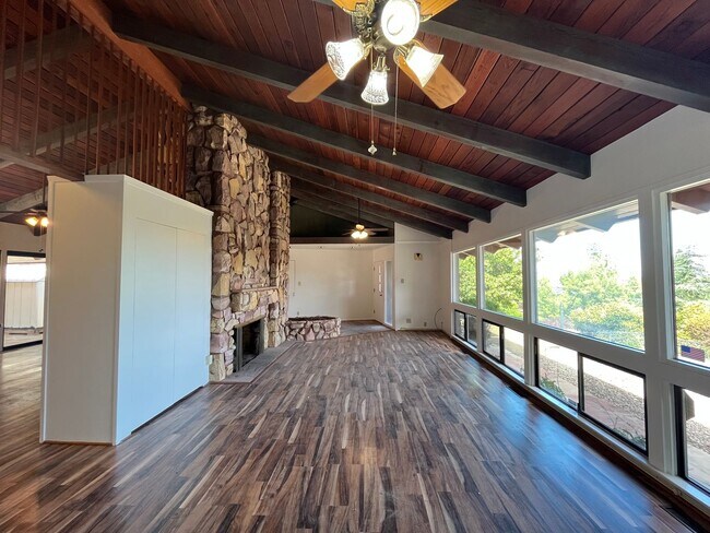 Building Photo - 420 Fairview Ln