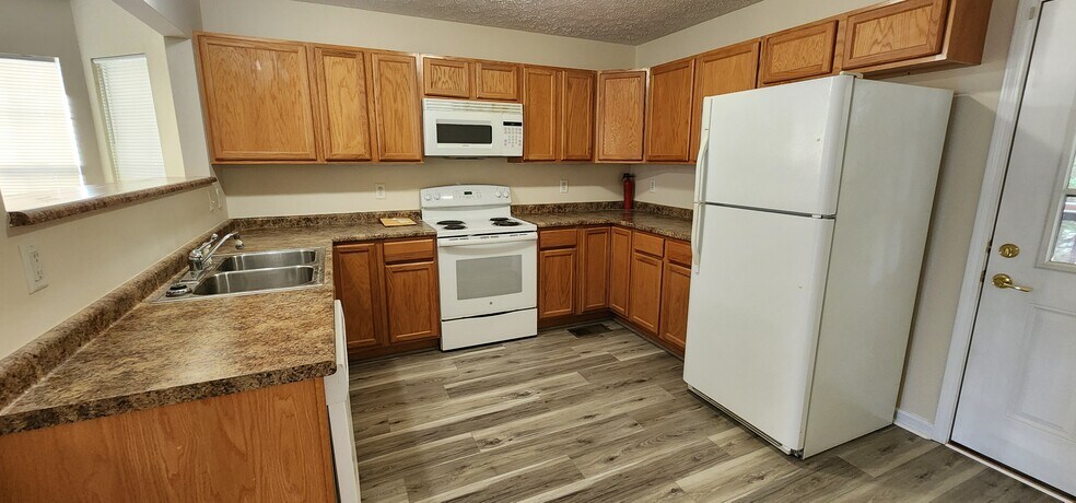 Kitchen - 1521 Mayberry Ln