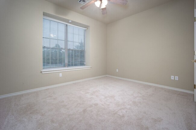 Building Photo - (5) Bed/(4.5) Bath + Study Avail NOW! Must-See Amenities!