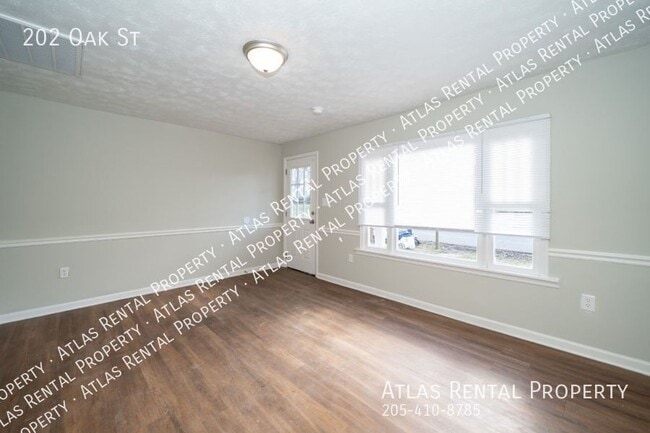 Building Photo - 202 Oak St