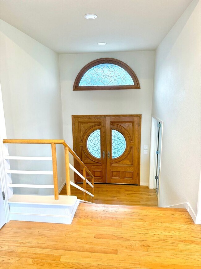 Building Photo - $4,390 / 3 BR - HILLTOP HOME WITH STUNNING BAY & BRIDGE VIEW IN HAYWARD!